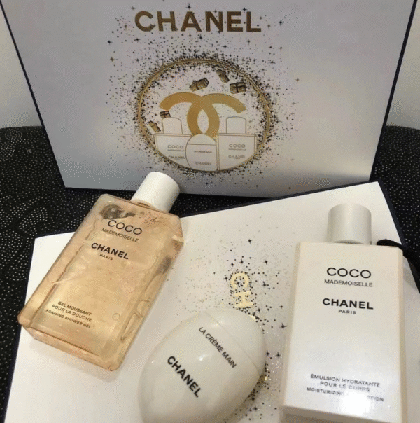 ⁦Chanel box with accessories Coco Mademoiselle | بوكس شانيل مع إكسسوارات كوكو مادموزيل⁩ - الصورة ⁦2⁩