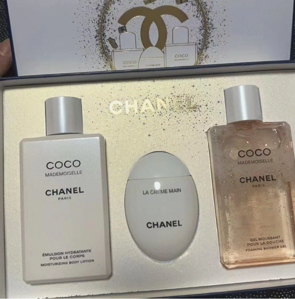 ⁦Chanel box with accessories Coco Mademoiselle | بوكس شانيل مع إكسسوارات كوكو مادموزيل⁩ - الصورة ⁦3⁩