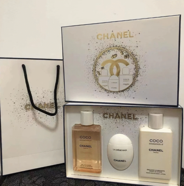 ⁦Chanel box with accessories Coco Mademoiselle | بوكس شانيل مع إكسسوارات كوكو مادموزيل⁩ - الصورة ⁦4⁩