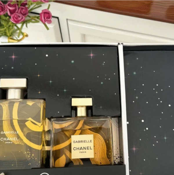 ⁦Gabrielle Essence & Shower Gel Set by CHANEL | مجموعة غابرييل إسنس وجل الاستحمام من شانيل⁩ - الصورة ⁦2⁩