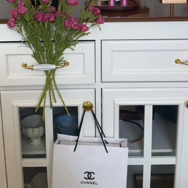 ⁦Gabrielle Essence & Shower Gel Set by CHANEL | مجموعة غابرييل إسنس وجل الاستحمام من شانيل⁩ - الصورة ⁦3⁩