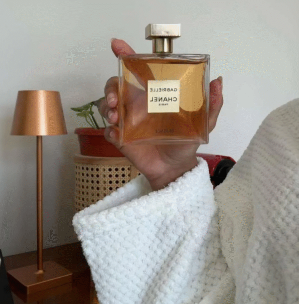 ⁦Gabrielle Essence & Shower Gel Set by CHANEL | مجموعة غابرييل إسنس وجل الاستحمام من شانيل⁩ - الصورة ⁦4⁩